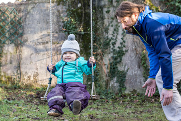 bébé fait de la balançoire seul