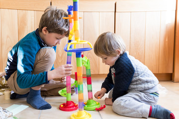 enfant joue au bcircuit de bille