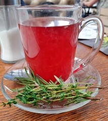 Kräutertee im Glas