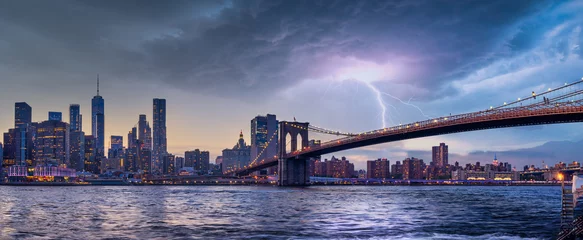 Selbstklebende Fototapeten new york city skyline reiseziel bei dramatischem sonnenuntergang über manhatten © TimebirdArt