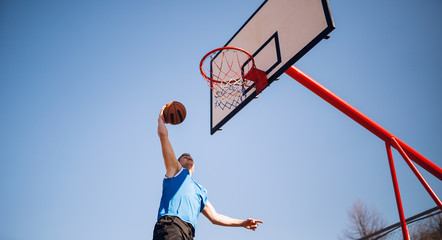 Basketball player knocks on the basket © Novak