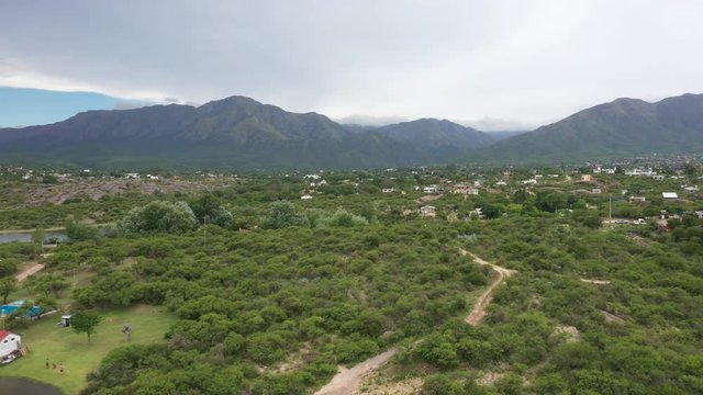 Volando en las monta&ntilde;as con drone y mucho verde