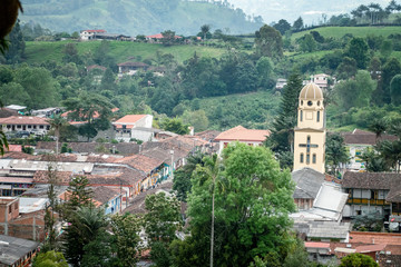 Fototapeta na wymiar Salento Quindío, municipio que hace parte del paisaje cultural cafetero y se destaca por los colores en sus fachadas