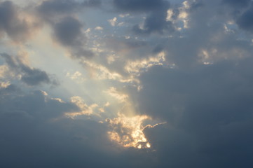 Fototapeta na wymiar The light from the sun shining through the clouds