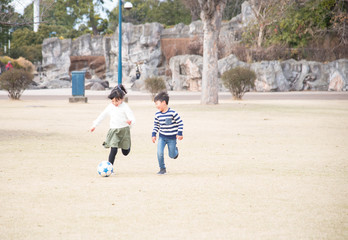 笑顔でサッカーをする子供 © tatsushi