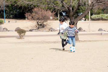 笑顔でサッカーをする子供