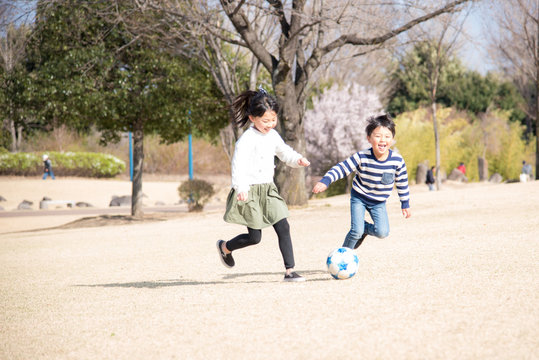 笑顔でサッカーをする子供