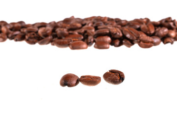 Obraz premium coffee grains isolated on white background