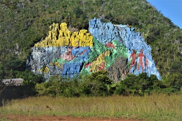 Mural de la prehistoria en Vinales, Cuba © PepisPic