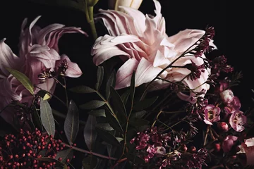 Schöner Strauß verschiedener Blumen auf schwarzem Hintergrund, Nahaufnahme. Blumenkartendesign mit dunklem Vintage-Effekt © New Africa