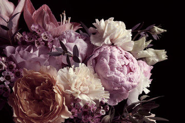 Schöner Blumenstrauß aus verschiedenen Blumen auf schwarzem Hintergrund. Blumenkartendesign mit dunklem Vintage-Effekt