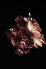 Schöner Blumenstrauß aus verschiedenen Blumen auf schwarzem Hintergrund. Blumenkartendesign mit dunklem Vintage-Effekt © New Africa