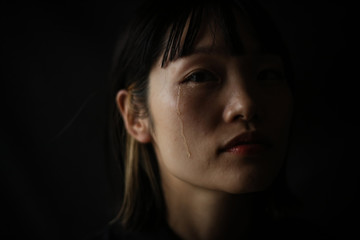 涙を流す女性