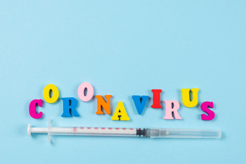 Obraz premium Word Coronavirus written on blue background. Top view.