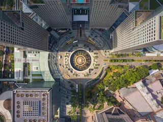 Tuinposter Top view of the Singapore landmark financial business district with skyscraper. Fountain of Wealth at Suntec city in Singapore © Travel man