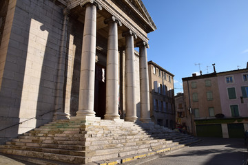 Fototapeta na wymiar Entrée de l'église Saint-Sauveur (XIXème siècle) à Crest