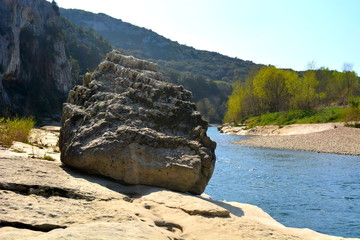 Rivière du Gardon, en Provence, avec ses rochers et ses plages