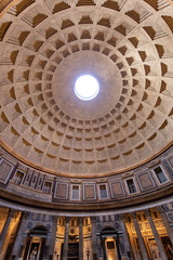 Obraz premium pantheon in rome, hole in the ceiling of the dome of the monument of ancient rome. tourism in rome in italy