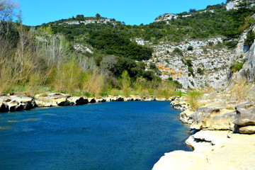 Rivière du Gardon, en Provence, avec ses rochers et ses plages