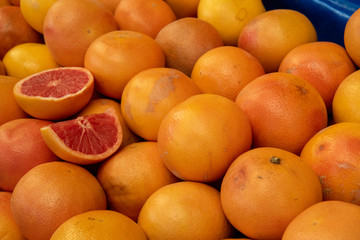 fresh oranges in the market