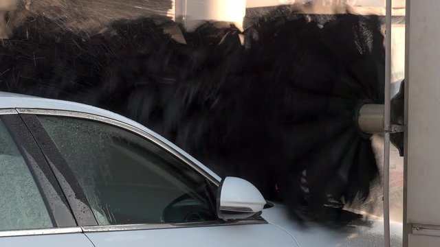 autolavaggio pulizia auto in 4k