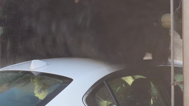 autolavaggio pulizia auto in 4k