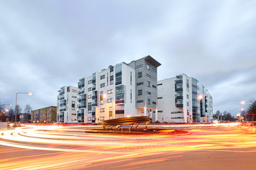 Obraz premium The downtown of Joensuu at night with light trails on the roundabout 
