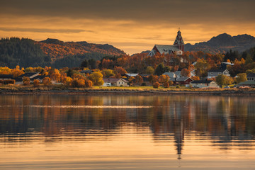 Fototapeta premium Autumn in Lofoten wiht pretty colours and great light. Norway landscapes with mountains.