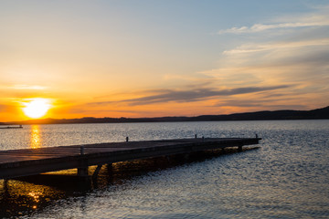 Obraz premium Holzsteg am Brombachsee Sonnenuntergang 