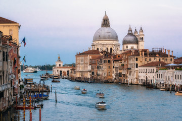 Fototapeta premium Zachód słońca z widokiem na Canal Grande z Bazyliką Santa Maria della Salute, Wenecja, Włochy.