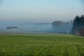 Bauernhof im Morgennebel