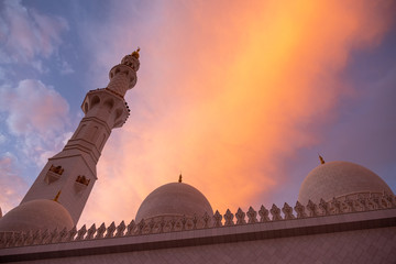 Sheikh Zayed Grand Mosque at dusk (Abu-Dhabi, UAE)