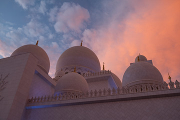 Sheikh Zayed Grand Mosque at dusk (Abu-Dhabi, UAE)