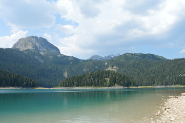 Fototapeta na wymiar Montagne et lac Monténégro