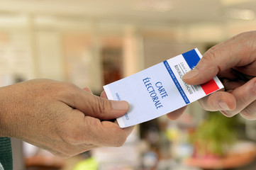 Présenter sa carte d'électeur française 