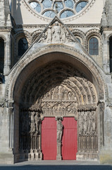 France. Hauts-de-France. Aisne. Laon. Le portail central de la cathédrale gothique Notre Dame de...