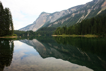 Obraz na płótnie Canvas Mountains reflected in the lake