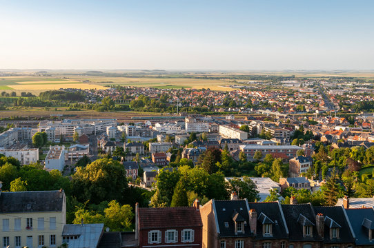 France. Hauts-de-France. Aisne. Laon. La ville basse de Laon et la campagne environnante.  The lower town of Laon and the surrounding countryside.