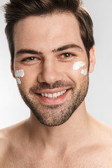 Obraz premium Photo of joyful half-naked man smiling and looking at camera