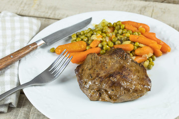 steak de boeuf et petits pois, carotte