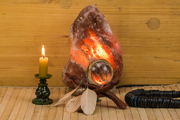 Kristallkugel vor einem Salzstein