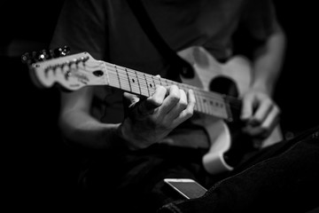 Man playing guitar black and white
