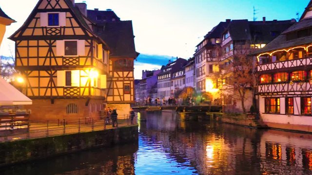 Bello canal de Estrasburgo al atardecer en Navidad con fachadas al fondo de bellas casas medievales