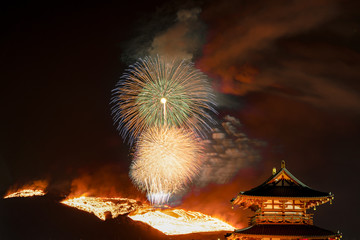 朱雀門から鑑賞する若草山焼きと花火