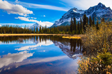 Fototapeta na wymiar The mountains, forest and lake in the Rockies