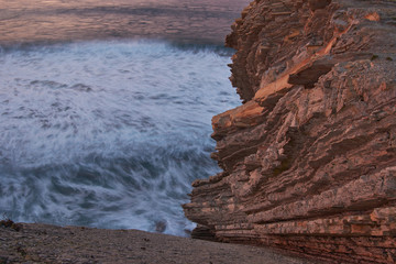 Lunces del atardecer en el mar
