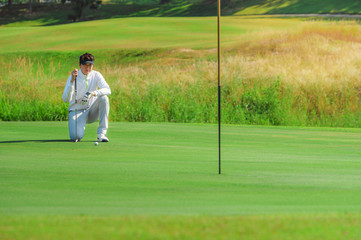 Obraz premium Golf ball on green grass ready to be struck at golf club