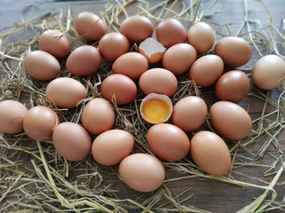 Many eggs lay on the table.