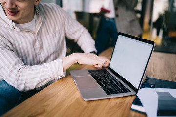 Merry employee demonstrating screen of laptop