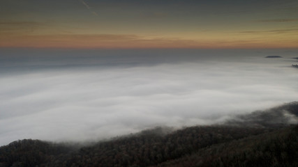 Herbstlicher Nebel im Tal